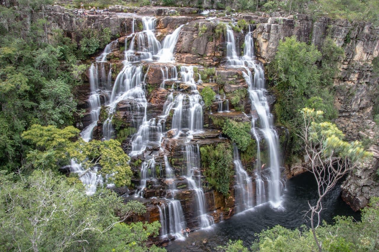 Cachoeira dos Couros: cortinas de água escorrem por lajedos de quartzito entre vegetação