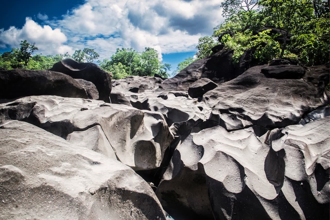 Vale da Lua: rochas esculpidas pela água formam ondas de pedra cinza e prata
