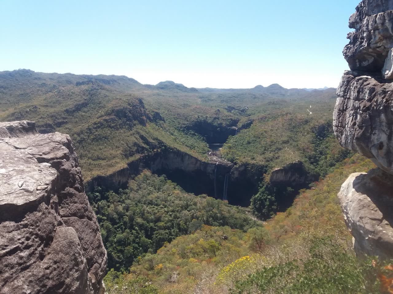 Mirante da Janela: paredões de quartzito emolduram o vale com os saltos do Rio Preto ao fundo